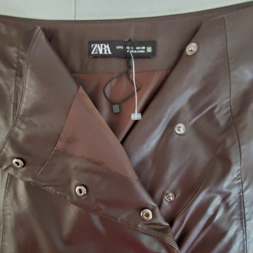 NEW Zara Vegan Leather Mini Skirt Size Large Brown Asymmetric Snap Front Baddie - Picture 4 of 10